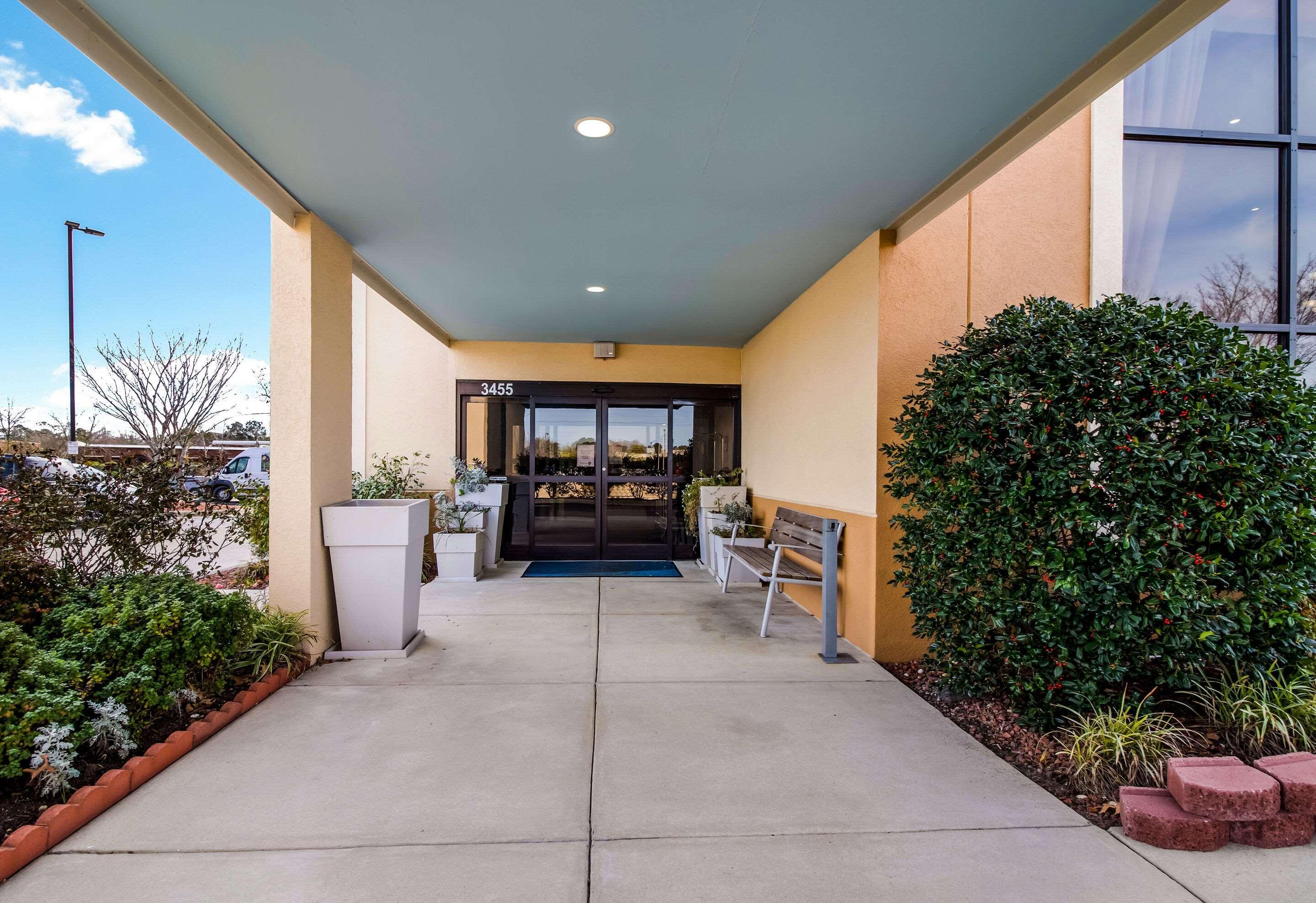 Clarion Pointe New Bern Hotel Exterior foto